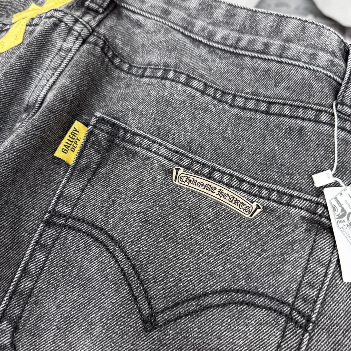 P280 GALLERY DEPT & Chrome Hearts Co-branded colorful leather cross loose washed flared jeans that truly restore the ultimate vintage texture. The original hardware and accessories are washed and other elevators. The QR code analysis is all purchased from the original factory. The degree of restoration is high. You are welcome to compare the products~ Three-dimensional version is loose and comfortable without being too picky about the figure. It looks taller and slimmer. Factory Seiko. Original factory quality control. Same style for men and women. Can be matched with couples. Versatile recommendation. Must-have jeans D332 for all seasons. Trendy people have been disappointed. From the quality selection of fabrics, the tailoring of details, and the matching of patterns, everything is impeccable! The upper body is so handsome when worn...it can be easily worn by men, women and children! The craftsmanship is made of heavy-duty washed pure cotton denim fabric. After washing, it is soft and thick and looks very stylish when worn. Size: 28/30/32/34/36 Waist: 70/75/80/85/90 Knee: 44.5/46/47.5/49/50.5 Pants length: 102/104/106/108/110